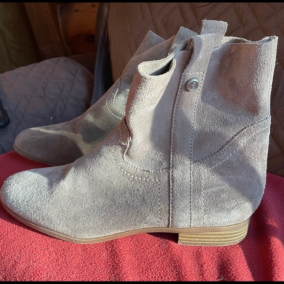 Frye & Co. Sarah Shortie suede booties. NWT Size 8 - Picture 1 of 8